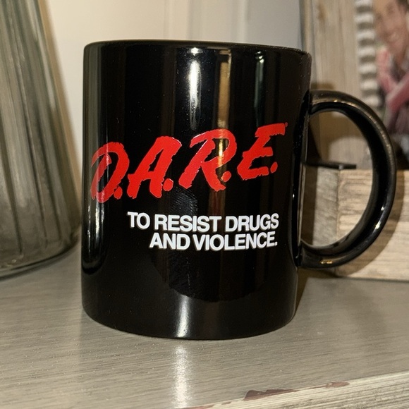 💥VTG DARE D.A.R.E. to resist drugs and violence black/red coffee/tea cup/mug - Picture 7 of 8